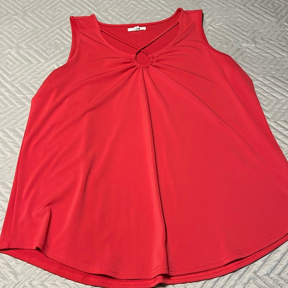 Sleeveless extra large tank top blouse by Maurices. Keyhole embellishment